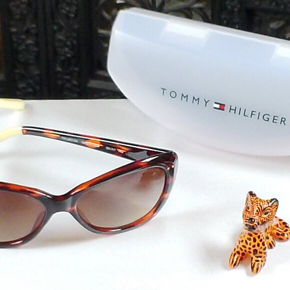 Women's Tommy Hilfiger Sunglasses - Picture 4 of 4
